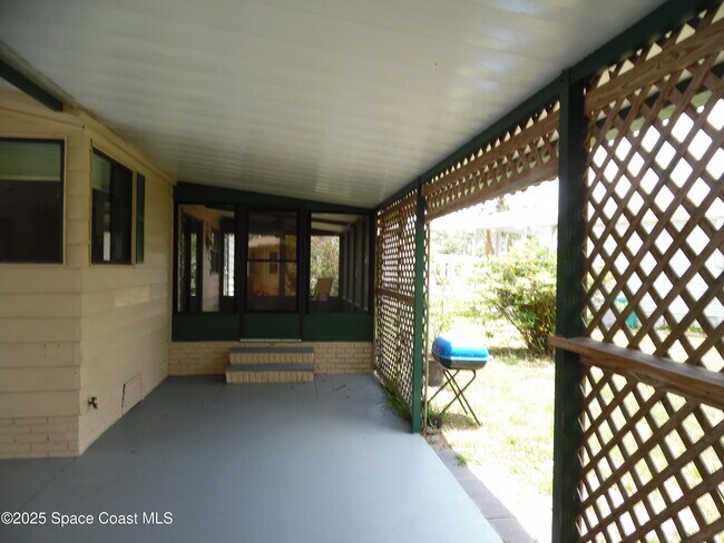 Building Photo - 327 Macadamia Dr