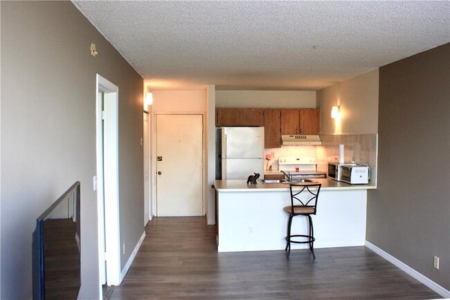 Building Photo - 2501 Riverside Dr