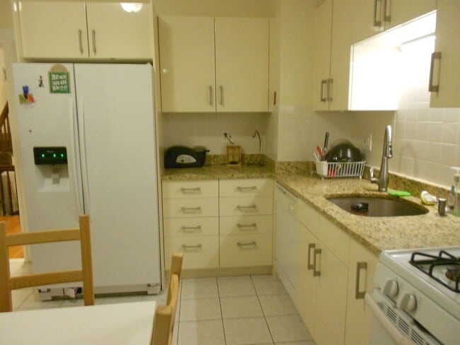 Building Photo - No Brokers Fee, In-Unit Washer and Dryer, Eat-in Kitchen, Parking for Rent