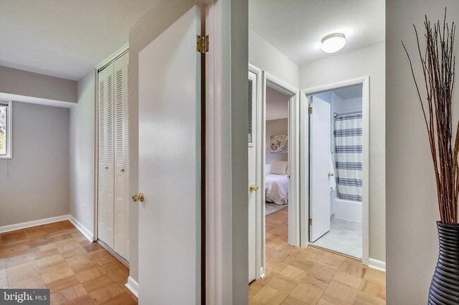 Building Photo - Private and Spacious Condo in Bethesda!