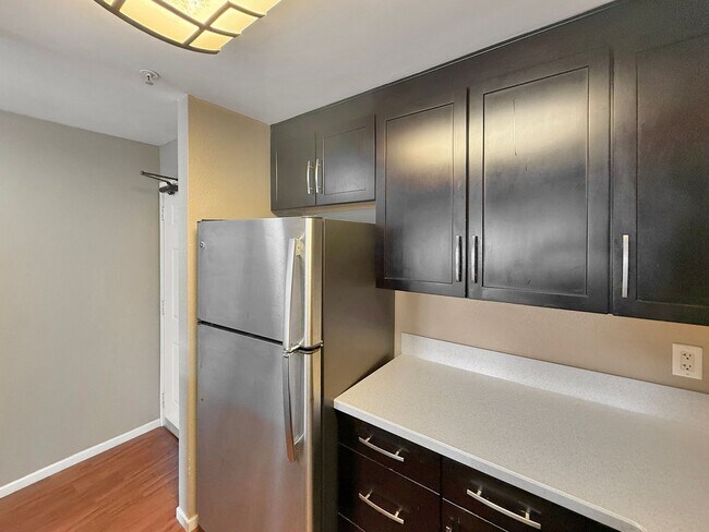Building Photo - SD: Bright 2BD/2BA Condo in UTC with Community Pool, Gym & Reserved Parking