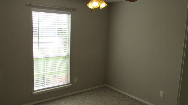 Building Photo - 1902 SW Spruce Rd