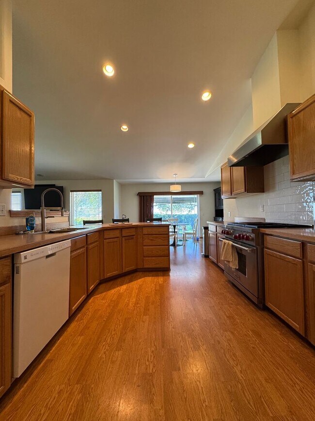Building Photo - Expansive & Modern 4-Bedroom Home for Rent