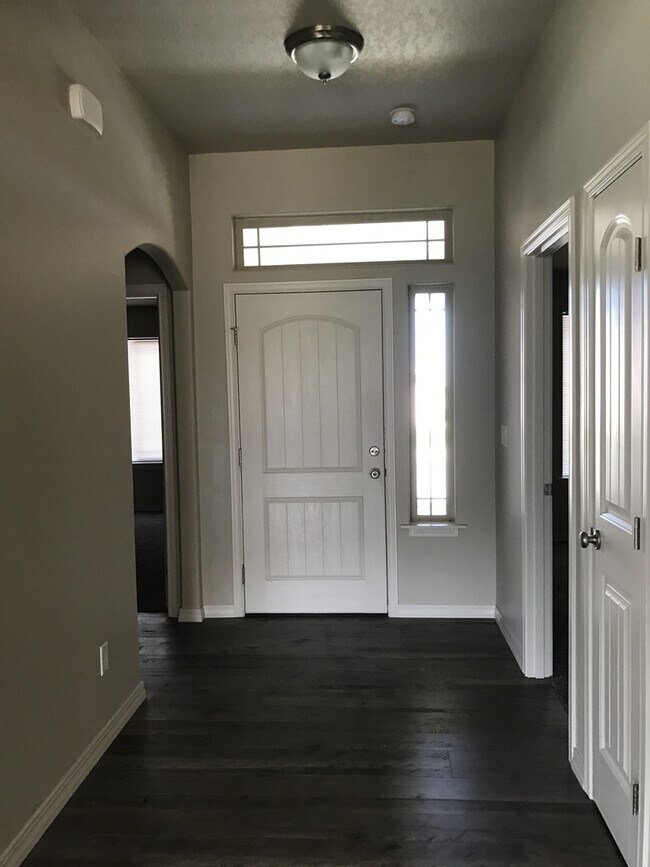 Building Photo - Beautiful Three Bedroom In Kennewick - Move in Ready!!