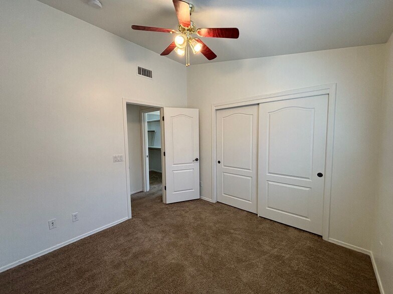 Building Photo - 10500 E Carolina Willow Ln