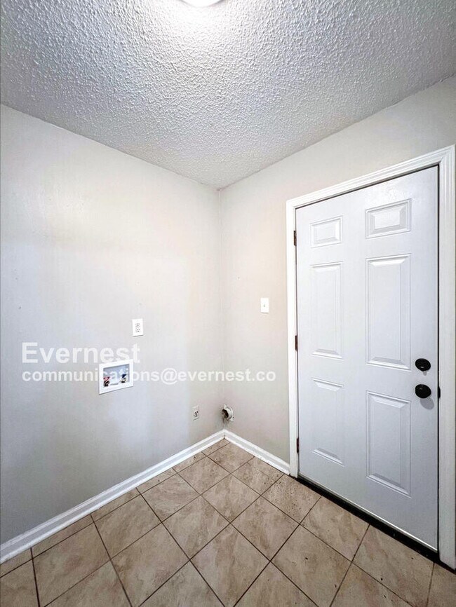 Building Photo - 3 Bed, 1 Bath Home with Carport / Pet-Frie...