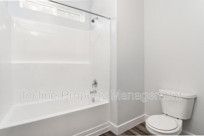 Building Photo - 772 260 W