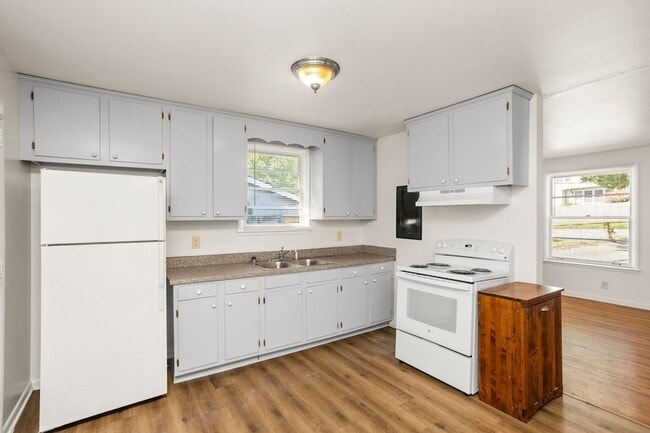 Building Photo - 2510 9th Ave S