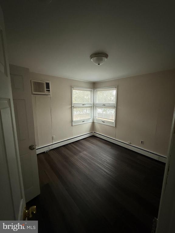 Building Photo - 14 E Broad St