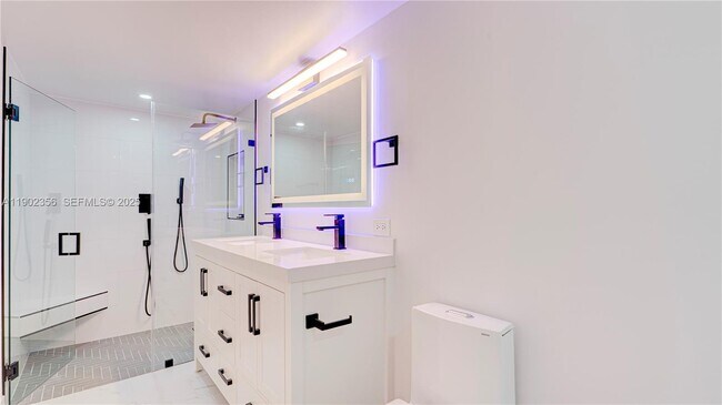 Building Photo - 933 NE 24th Ave