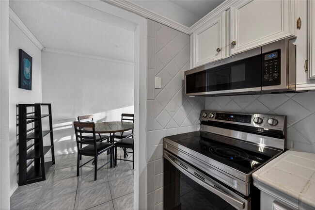 Building Photo - 625 Antioch Ave