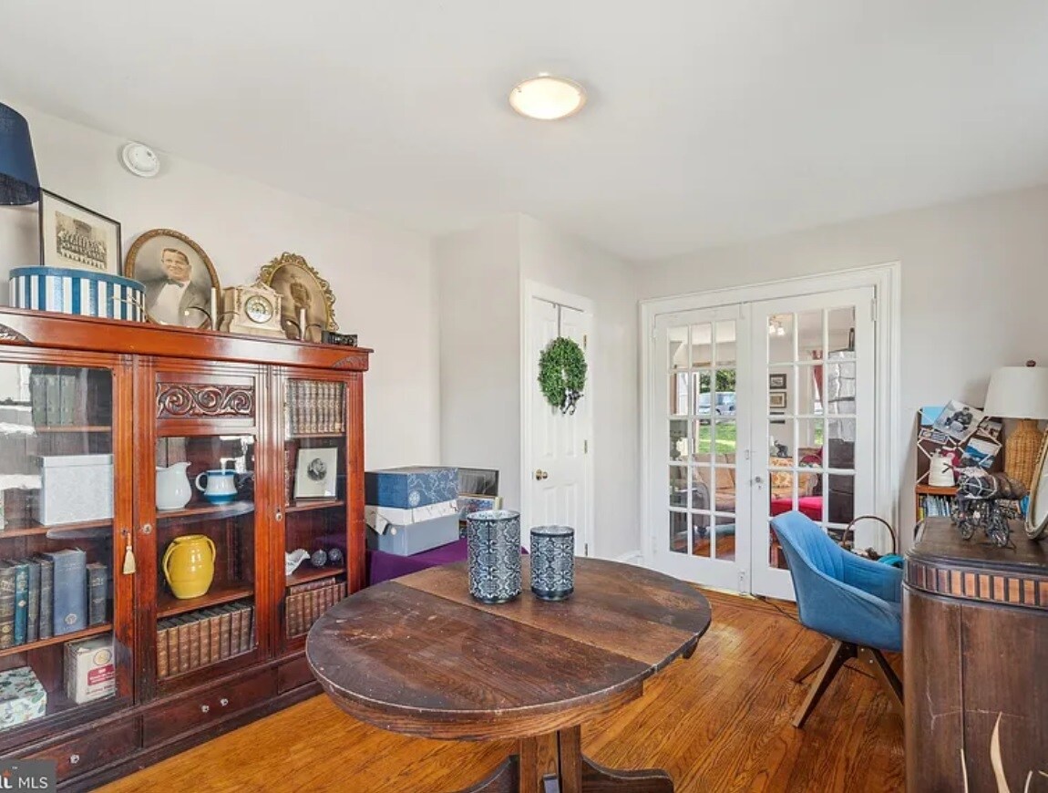 Building Photo - 814 E Hector St