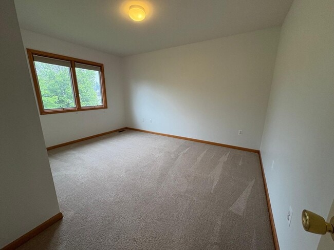 Building Photo - 565 Ironwood Way