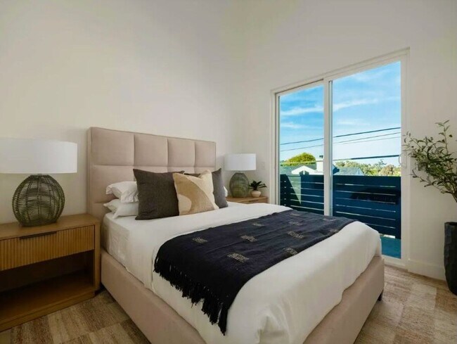 Building Photo - Modern Condo in Point Loma's Wooded Area
