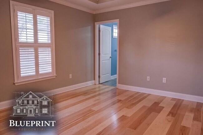Building Photo - Quiet neighborhood, great neighbors, great ranch layout with beautiful covered back deck!