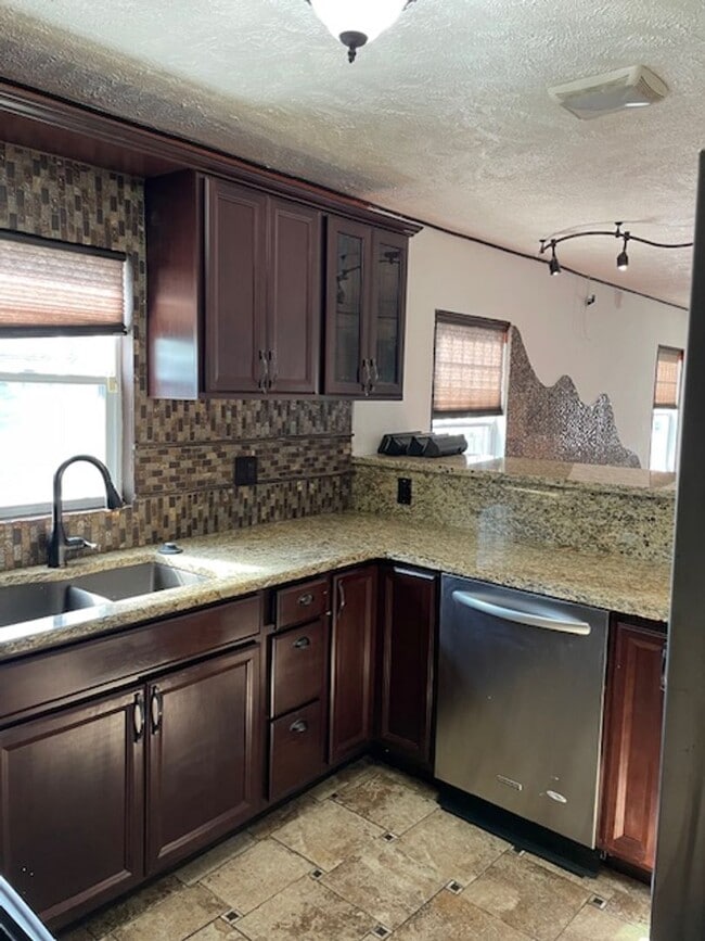 Building Photo - 2bd/1ba Bungalow Available Now!!