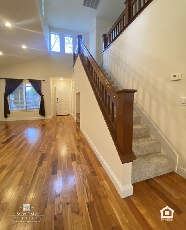 Building Photo - Lovely Updated 3BD/2.5BA Home Located In Fryer Creek!