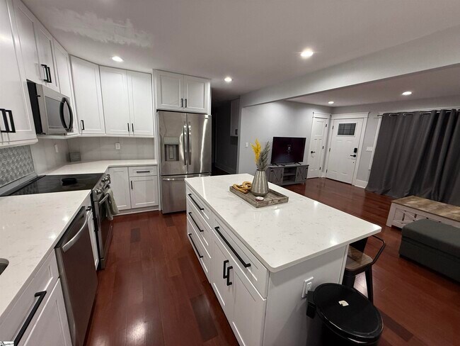 Building Photo - 113 Prancer Ave