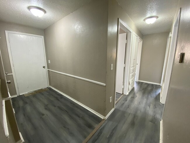 Building Photo - Charming 5 Bedroom House