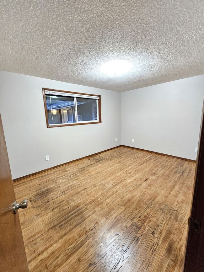 Building Photo - Renovated 2 Bedroom, 1 Bath Apt in Inner M...
