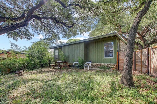 Building Photo - 3317 S Oak Dr