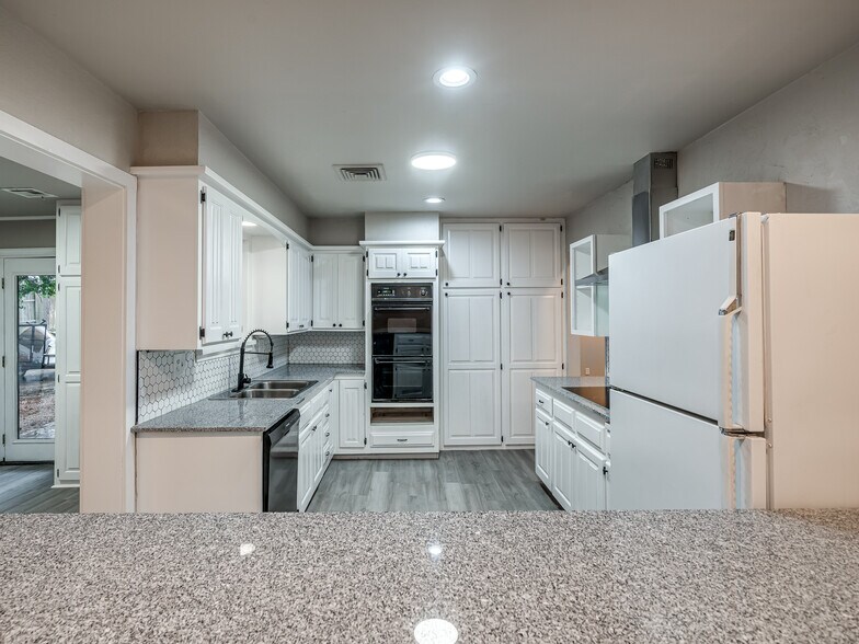 Building Photo - 12136 Thorn Ridge Rd
