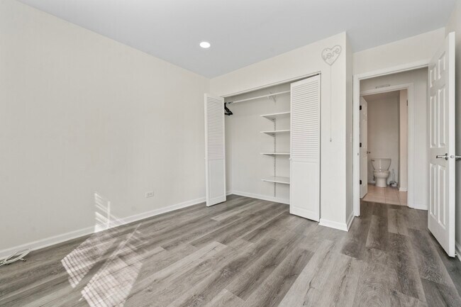 Building Photo - 900 N Lakeside Dr