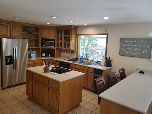 Building Photo - 3 bed  bath fully furnished home on the Ro...