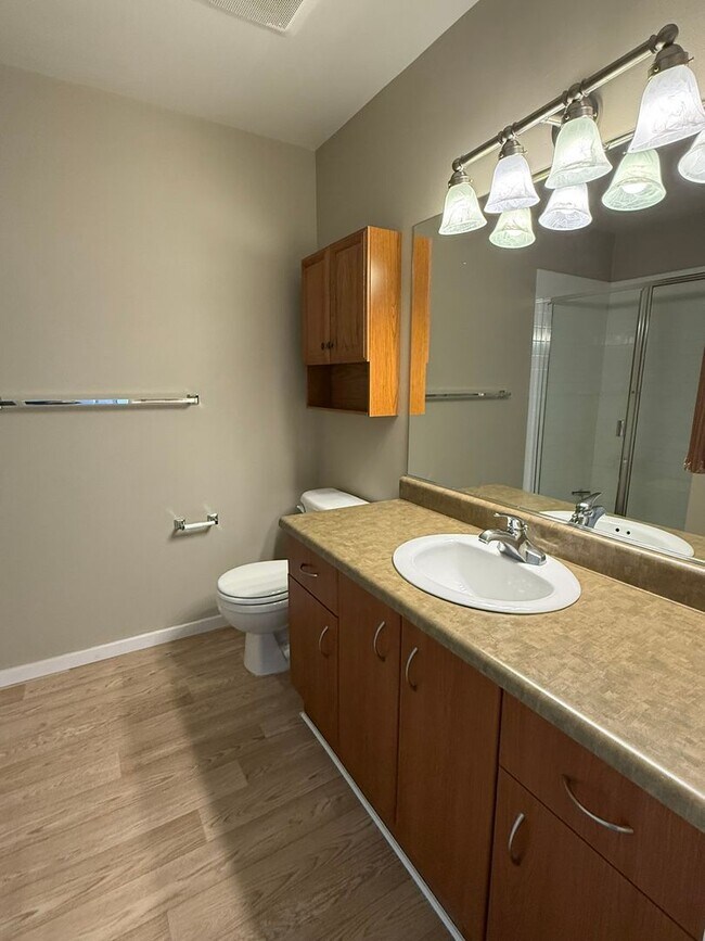 Building Photo - 2Bd/2.5Ba Redmond Townhouse