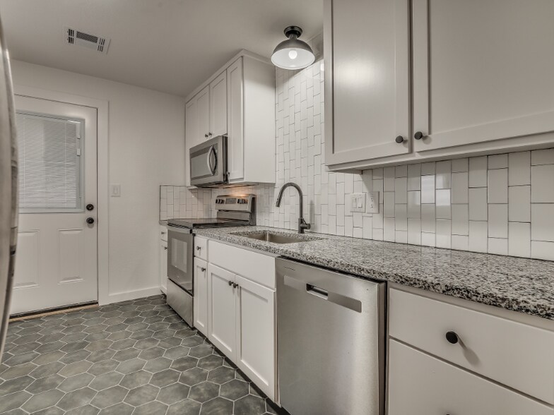 Building Photo - 131 W Acres St