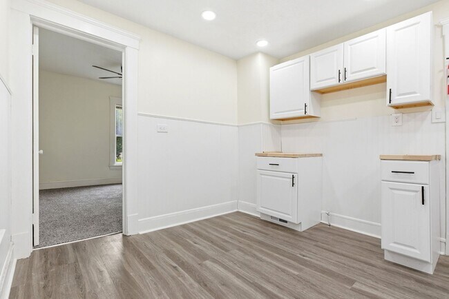 Building Photo - 689 Midland Ave