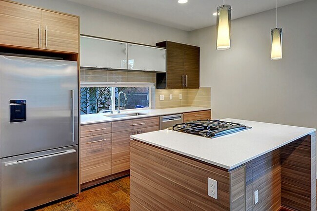 Building Photo - 5938 California Ave SW