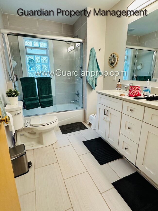 Building Photo - Edina Single Family Home, 2 Car Garage, Di...