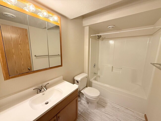 Building Photo - Spacious 4-Bedroom Home in South Fargo