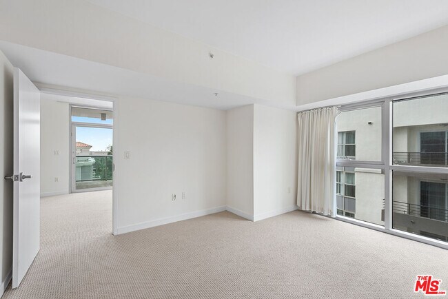 Building Photo - 13700 Marina Pointe Dr