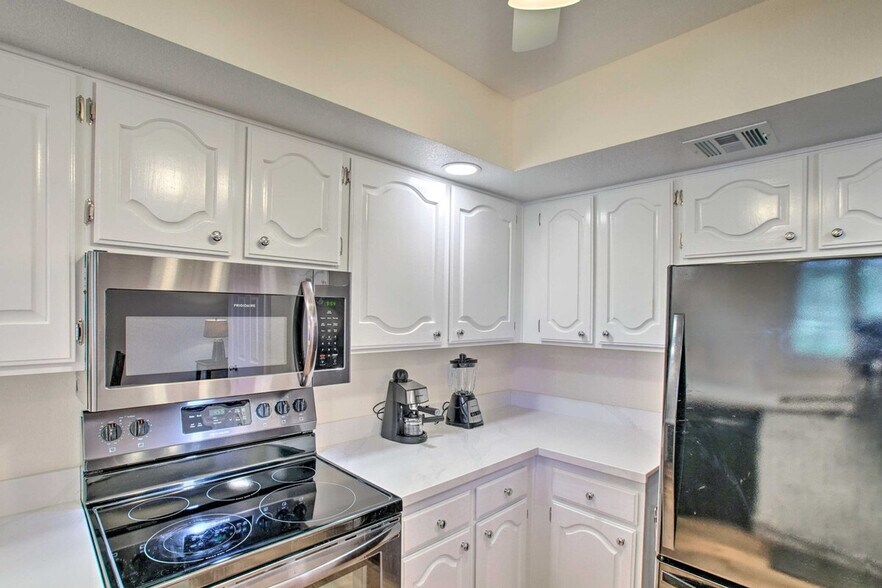 Building Photo - 4303 E Cactus Rd