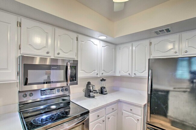 Building Photo - 4303 E Cactus Rd