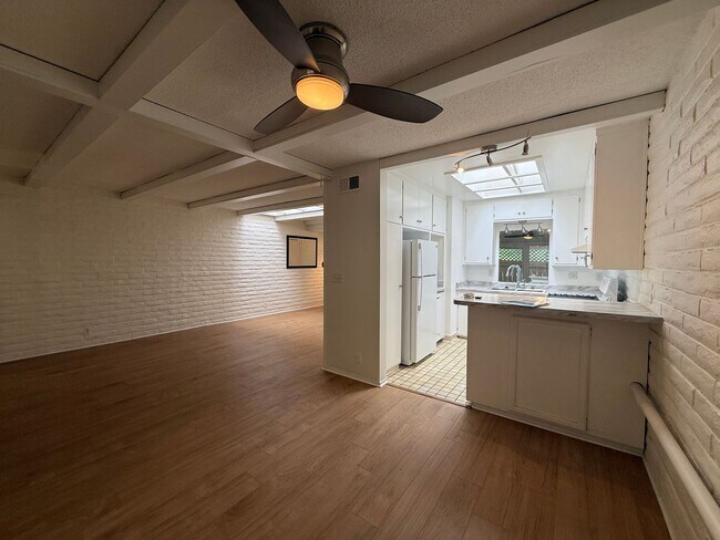 Building Photo - Large and bright condo in the Grossmont Vi...