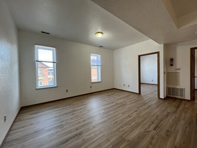 Building Photo - 264 E 14th St