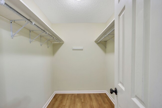 Building Photo - Spacious 3 Bedroom home