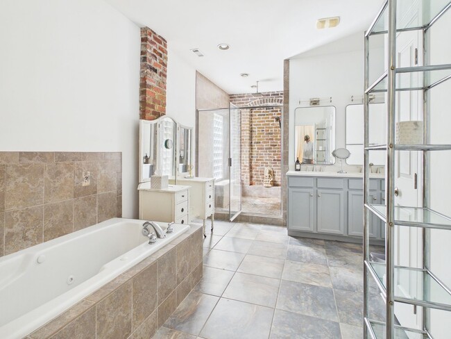 Building Photo - 2235 Venable St