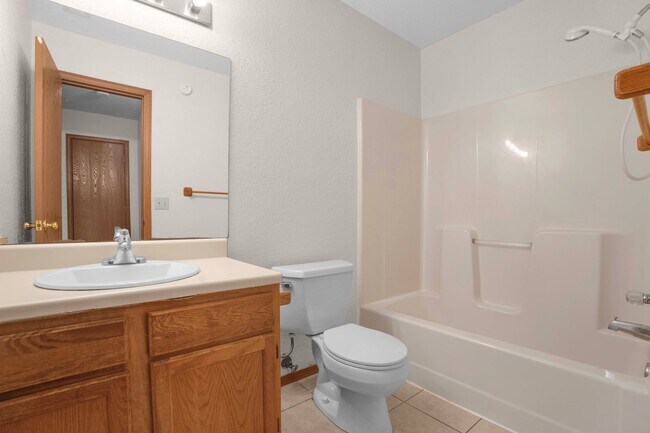 Building Photo - Dawn Dr. 1460 -1462