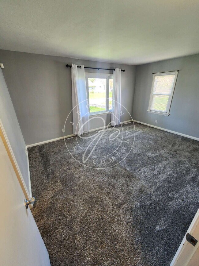 Building Photo - "Charming 2-Bedroom Haven on Luscombe Drive with Spacious 1105 sq ft Layout!"