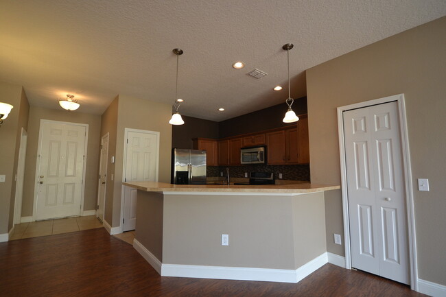 Building Photo - Gorgeous 3/2.5 Townhome in Gated Community...