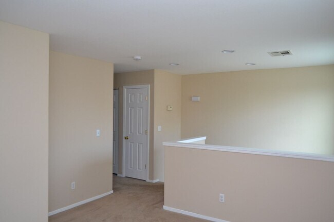 Building Photo - SW - 3 BEDROOMS PLUS LOFT SPACE