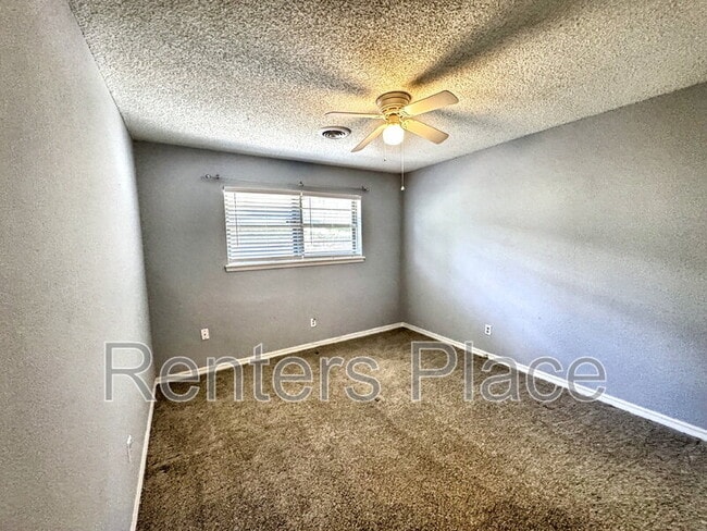 Building Photo - 705 Greenview Cir