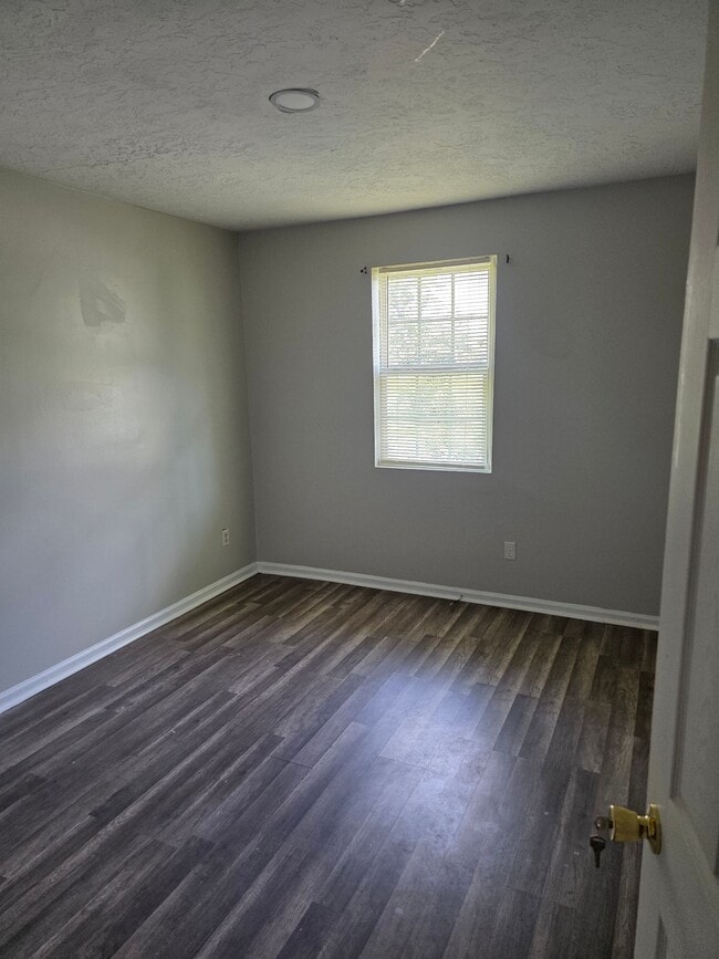 Building Photo - 3 Bedroom End Unit