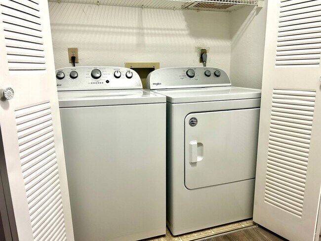 Building Photo - 2/2 Beautifully Remodeled, Furnished, With...