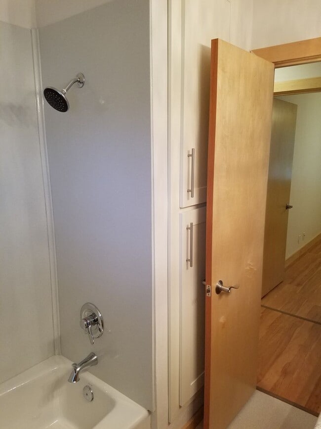 Building Photo - 4 Bedroom house in great CF Location