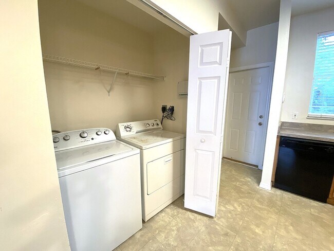 Building Photo - Kensington North #1608 - Move in now